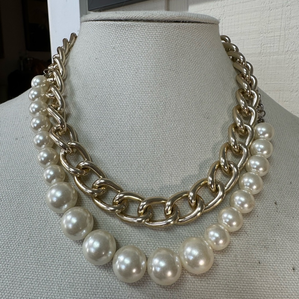 Chunky goldtone chain and pearl bead necklace